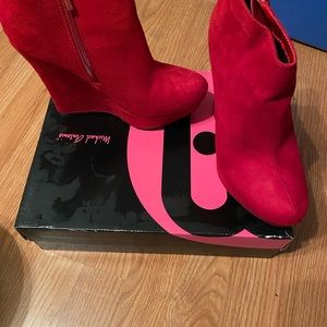 Red boot wedge